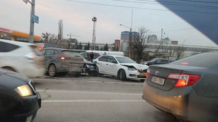 Accident matinal în capitală cu implicarea unui taxi. Trei mașini s-au lovit violent pe strada Calrea Orheiului