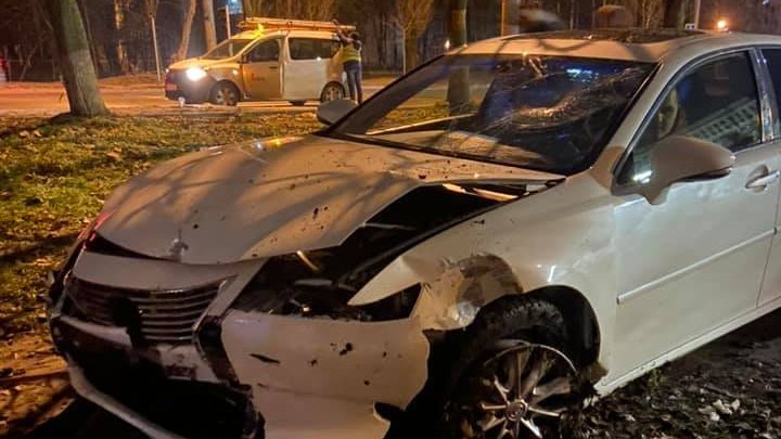 Accident violent în Capitală. Un automobil a doborât un semafor, după care s-a izbit în gardul unei biserici (FOTO)