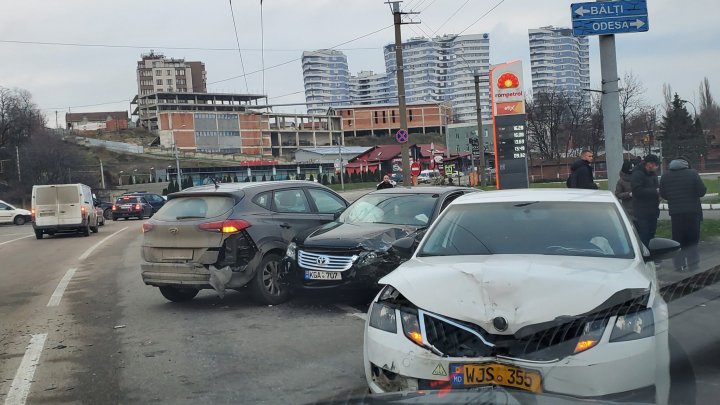 Accident matinal în capitală cu implicarea unui taxi. Trei mașini s-au lovit violent pe strada Calrea Orheiului