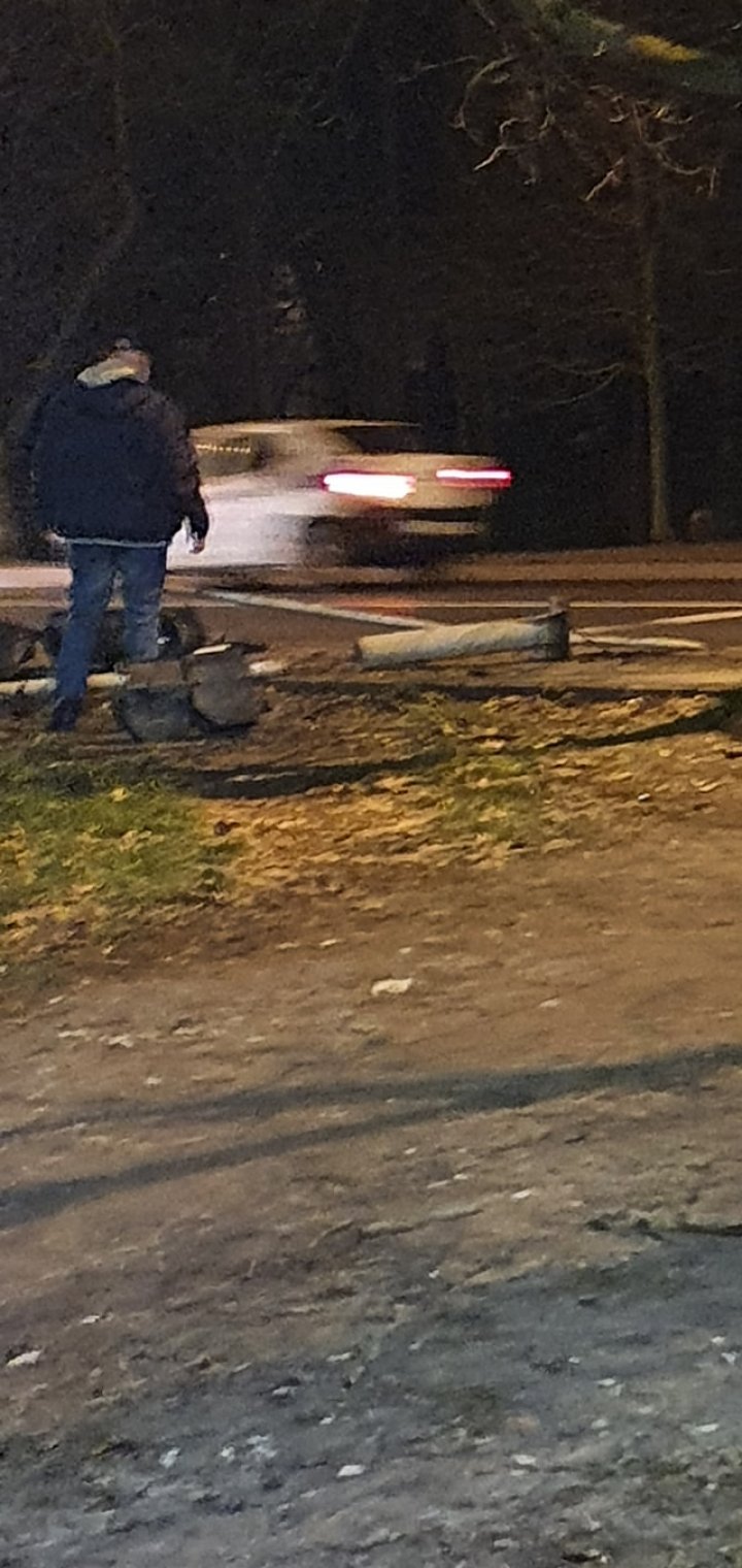 Accident violent în Capitală. Un automobil a doborât un semafor, după care s-a izbit în gardul unei biserici (FOTO)