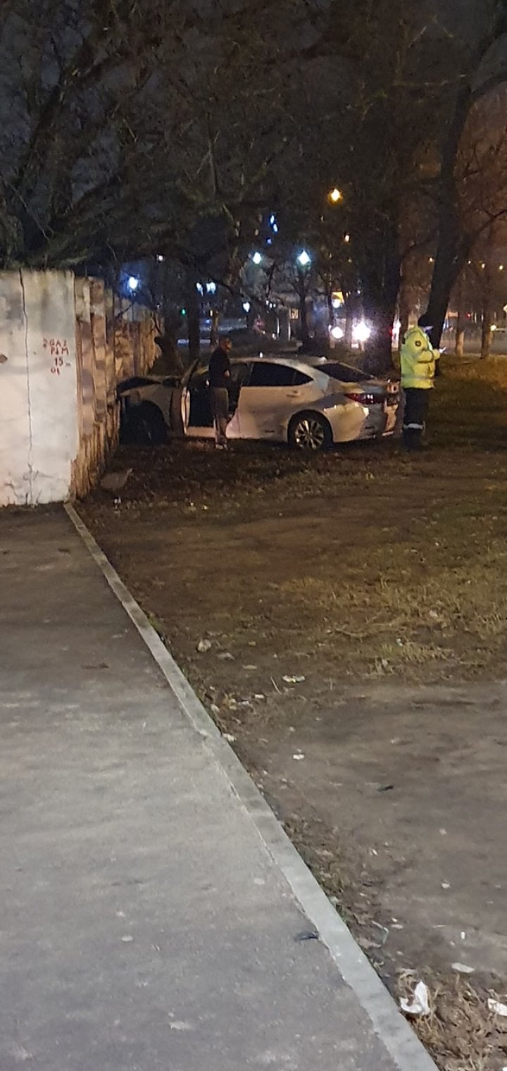 Accident violent în Capitală. Un automobil a doborât un semafor, după care s-a izbit în gardul unei biserici (FOTO)