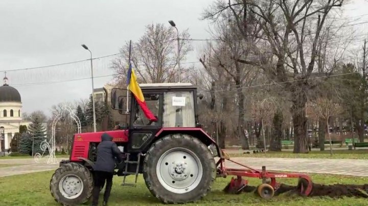 Ceban, despre gestul protestatarului care a arat cu tractorul gazonul din faţa Catedralei Mitropolitane  