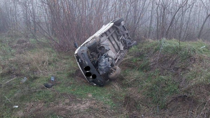 Accident pe traseul Hîncești-Rusca. Un automobil a derapat de pe carosabil și a ajuns într-un șanț (FOTO)