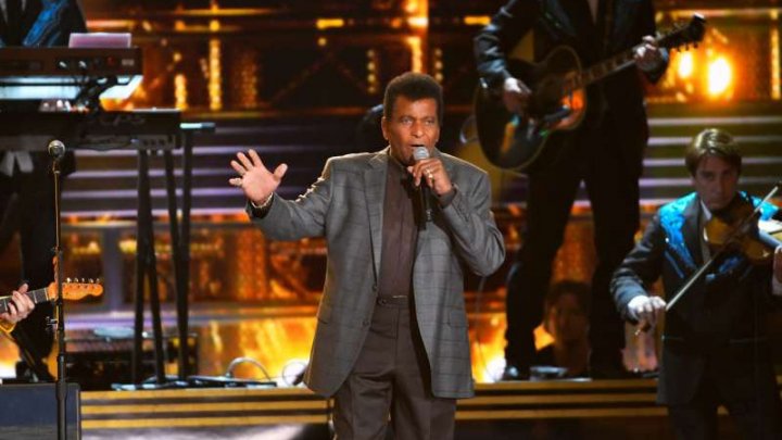 Charley Pride, primul star de culoare al muzicii country, a murit de COVID-19 