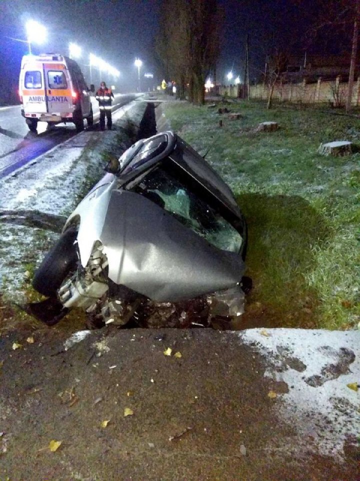 Accident tragic în orașul Soroca. Un tânăr de 19 ani a decedat, după ce mașina pe care o conducea a fost grav avariată (FOTO)