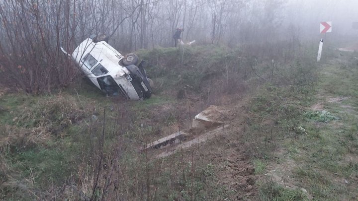 Accident pe traseul Hîncești-Rusca. Un automobil a derapat de pe carosabil și a ajuns într-un șanț (FOTO)