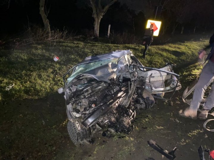 Accident tragic la Sîngerei. O tânără a murit, după ce mașina pe care o conducea a fost accidentată violent de un alt automobil (FOTO)