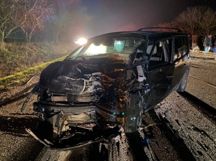 Accident tragic la Sîngerei. O tânără a murit, după ce mașina pe care o conducea a fost accidentată violent de un alt automobil (FOTO)