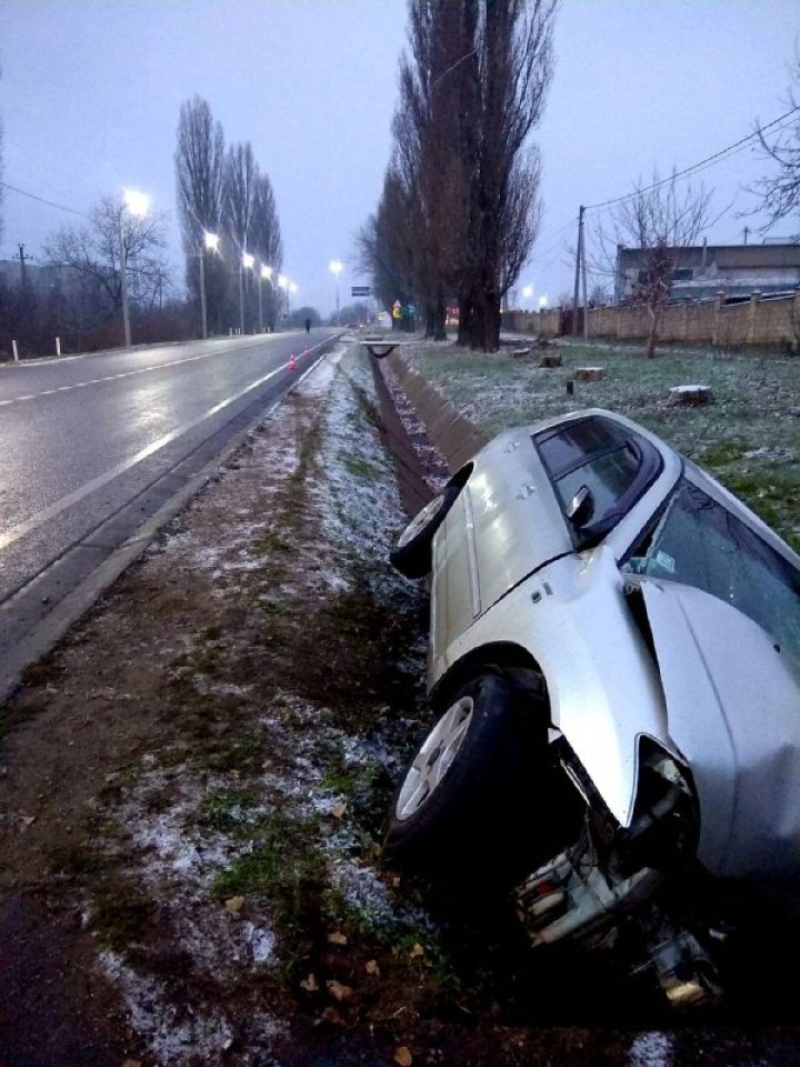 Accident tragic în orașul Soroca. Un tânăr de 19 ani a decedat, după ce mașina pe care o conducea a fost grav avariată (FOTO)