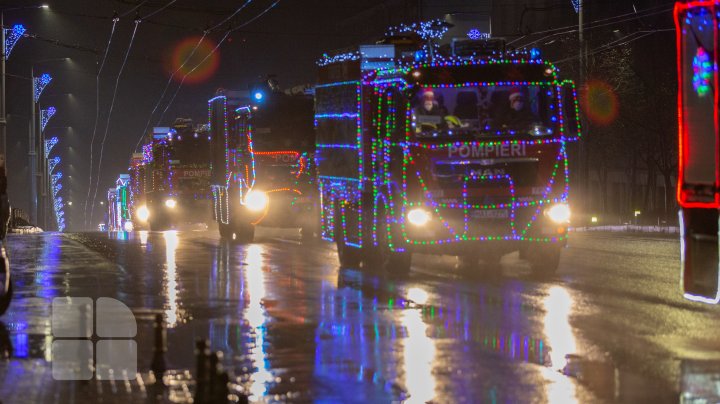 Feerie de Crăciun în Capitală. Angajaţii IGSU au dat start Caravanei de Crăciun a Salvatorilor şi Pompierilor (FOTOREPORT)