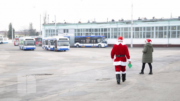 (FOTOREPORT) Moș Crăciun, la volanul troleibuzului, pe străzile din Capitală