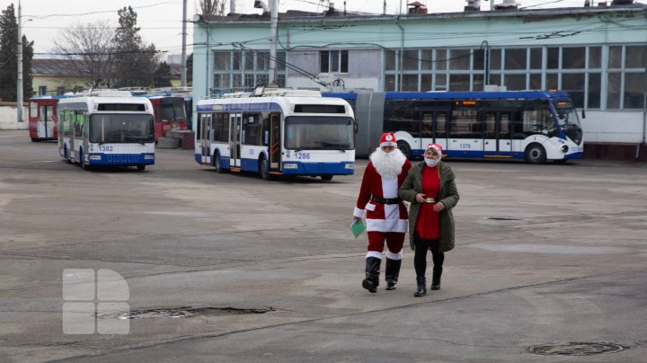 (FOTOREPORT) Moș Crăciun, la volanul troleibuzului, pe străzile din Capitală