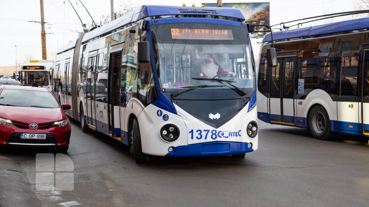 (FOTOREPORT) Moș Crăciun, la volanul troleibuzului, pe străzile din Capitală