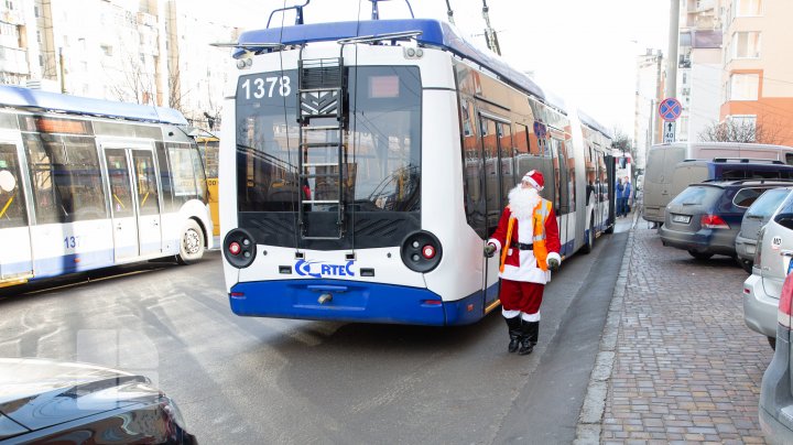 (FOTOREPORT) Moș Crăciun, la volanul troleibuzului, pe străzile din Capitală