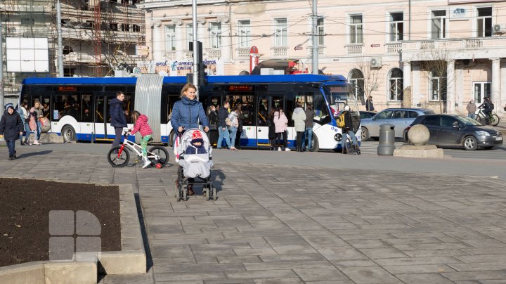 (FOTOREPORT) Moș Crăciun, la volanul troleibuzului, pe străzile din Capitală