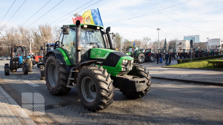 Fermierii renunţă la proteste. Aceştia şi-au scos tractoarele din PMAN (FOTOREPORT)