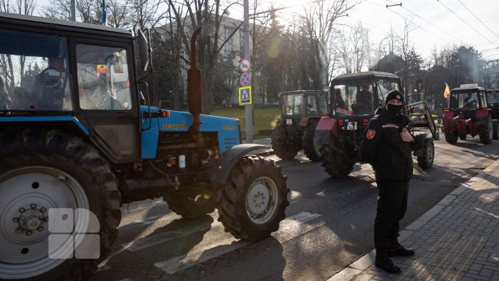 Fermierii renunţă la proteste. Aceştia şi-au scos tractoarele din PMAN (FOTOREPORT)