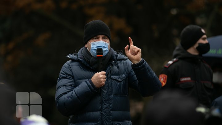 Protest la Parlament. Oamenii au scandat "anticipate" și "plecați de la putere" (FOTO)