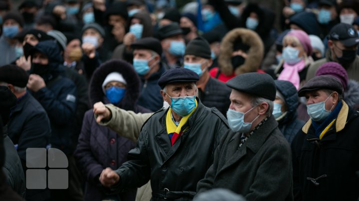 Protest la Parlament. Oamenii au scandat "anticipate" și "plecați de la putere" (FOTO)