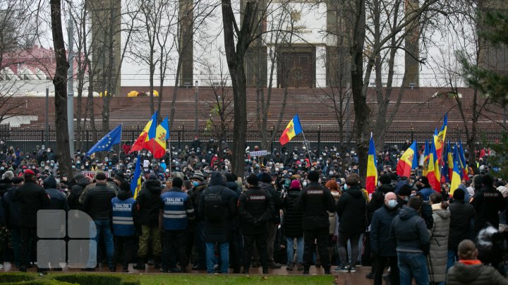 Protest la Parlament. Oamenii au scandat "anticipate" și "plecați de la putere" (FOTO)