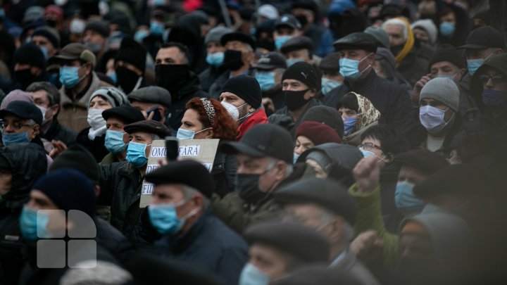 Protest la Parlament. Oamenii au scandat "anticipate" și "plecați de la putere" (FOTO)