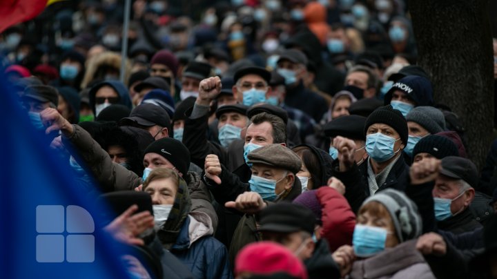 Protest la Parlament. Oamenii au scandat "anticipate" și "plecați de la putere" (FOTO)