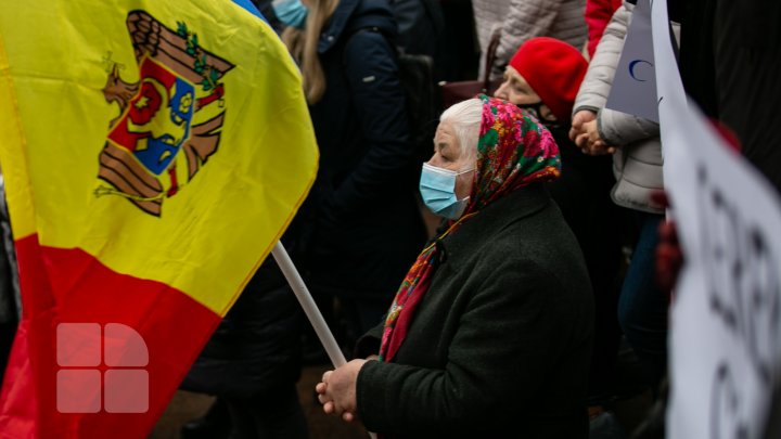 Protest la Parlament. Oamenii au scandat "anticipate" și "plecați de la putere" (FOTO)