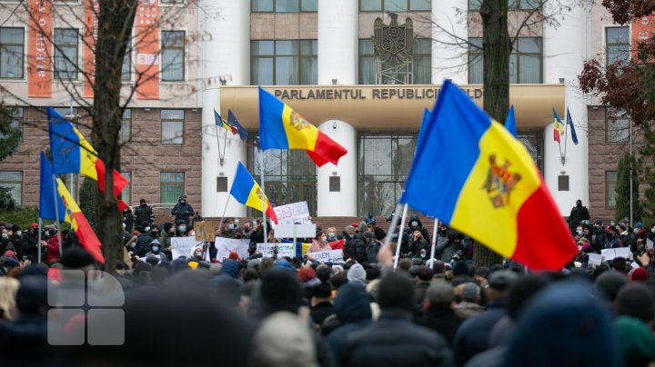 Protest la Parlament. Oamenii au scandat "anticipate" și "plecați de la putere" (FOTO)