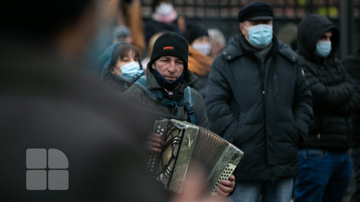 Protest la Parlament. Oamenii au scandat "anticipate" și "plecați de la putere" (FOTO)