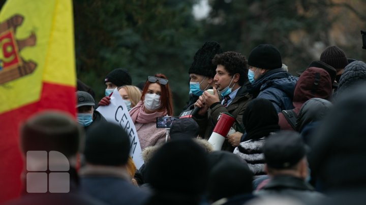 Protest la Parlament. Oamenii au scandat "anticipate" și "plecați de la putere" (FOTO)