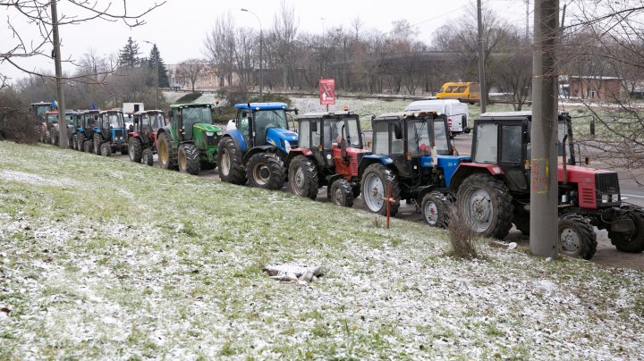 Primele tractoare ale fermierilor au ajuns în centrul Chișinăului (FOTO / VIDEO) 