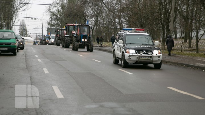 Primele tractoare ale fermierilor au ajuns în centrul Chișinăului (FOTO / VIDEO) 