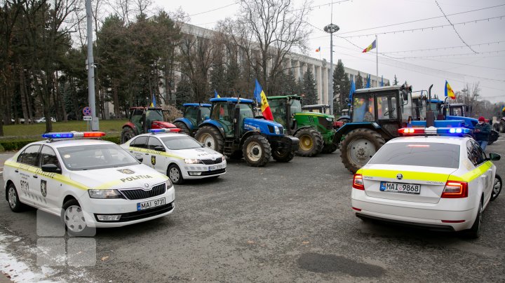 Primele tractoare ale fermierilor au ajuns în centrul Chișinăului (FOTO / VIDEO) 