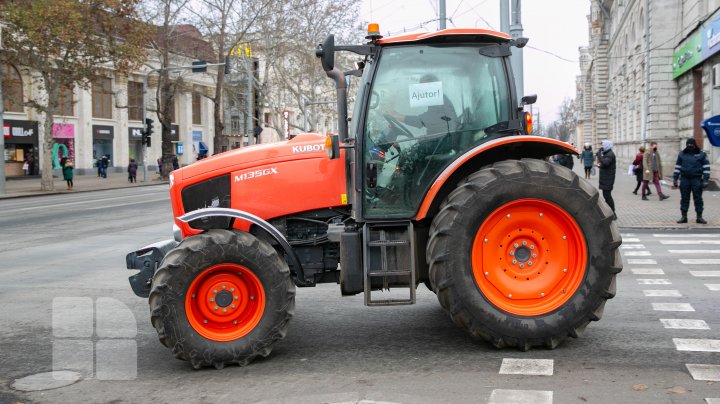 Primele tractoare ale fermierilor au ajuns în centrul Chișinăului (FOTO / VIDEO) 