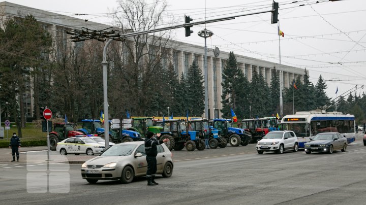 Primele tractoare ale fermierilor au ajuns în centrul Chișinăului (FOTO / VIDEO) 