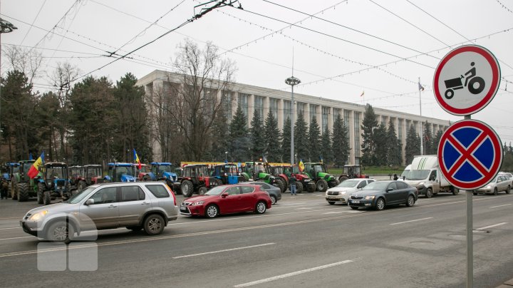 Primele tractoare ale fermierilor au ajuns în centrul Chișinăului (FOTO / VIDEO) 