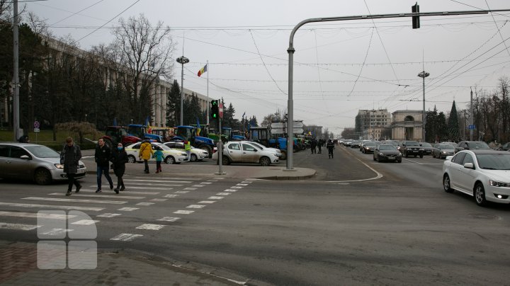 Primele tractoare ale fermierilor au ajuns în centrul Chișinăului (FOTO / VIDEO) 