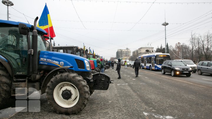 Primele tractoare ale fermierilor au ajuns în centrul Chișinăului (FOTO / VIDEO) 