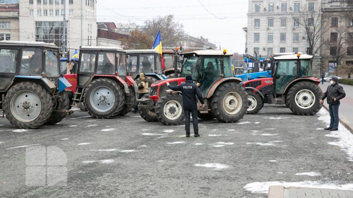 Primele tractoare ale fermierilor au ajuns în centrul Chișinăului (FOTO / VIDEO) 