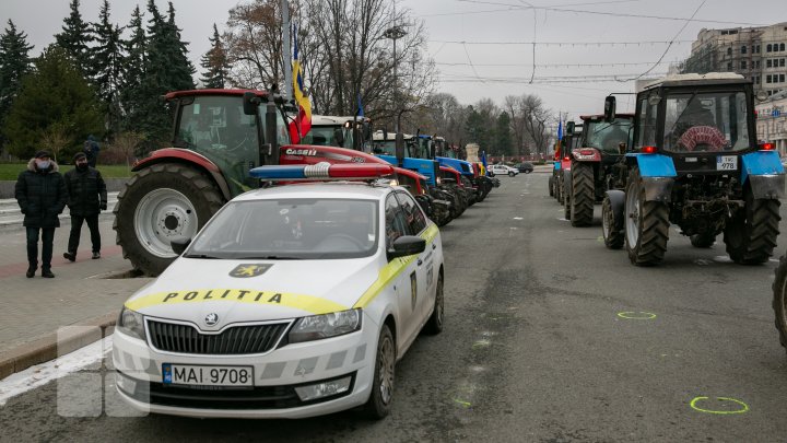 Primele tractoare ale fermierilor au ajuns în centrul Chișinăului (FOTO / VIDEO) 