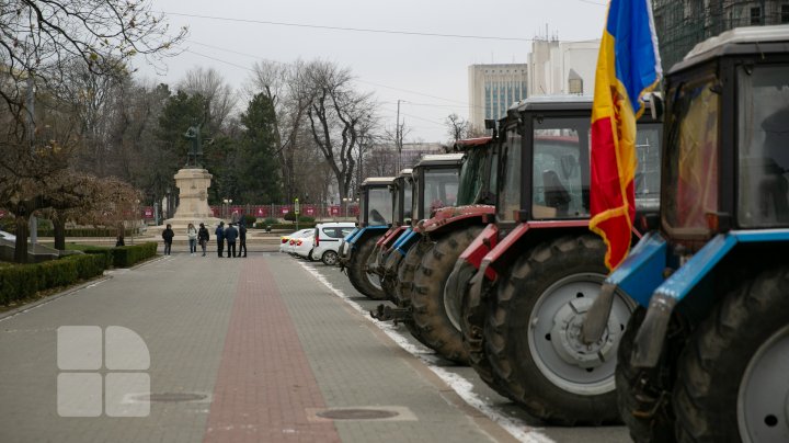 Primele tractoare ale fermierilor au ajuns în centrul Chișinăului (FOTO / VIDEO) 