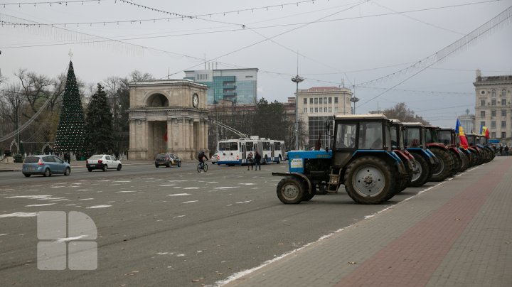 Primele tractoare ale fermierilor au ajuns în centrul Chișinăului (FOTO / VIDEO) 