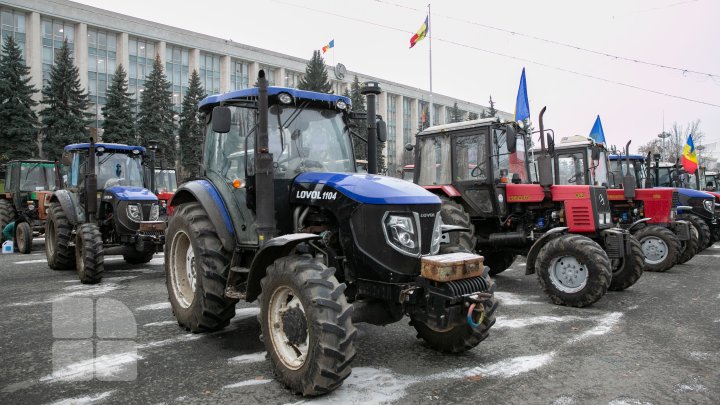 Primele tractoare ale fermierilor au ajuns în centrul Chișinăului (FOTO / VIDEO) 