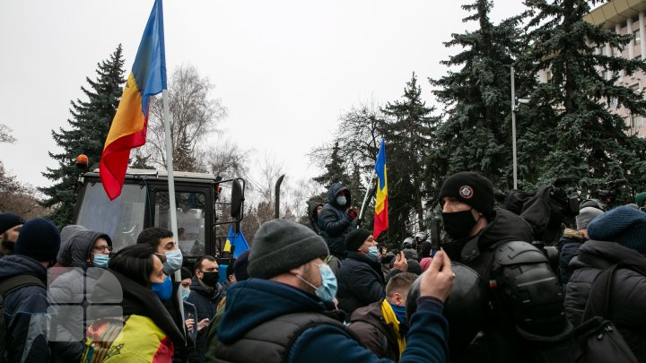 Au ieșit din nou în stradă. Agricultorii, nemulțumiți de proiectele votate la miez de noapte în Parlament (FOTOREPORT)