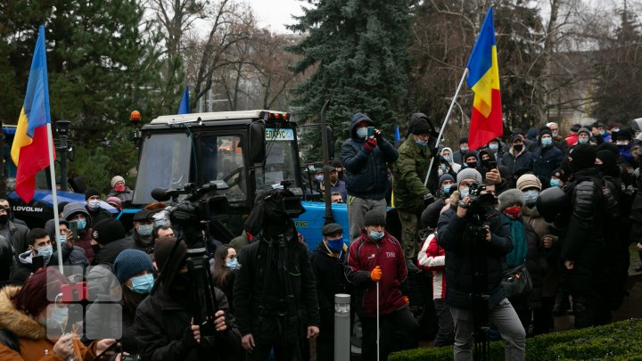 Au ieșit din nou în stradă. Agricultorii, nemulțumiți de proiectele votate la miez de noapte în Parlament (FOTOREPORT)