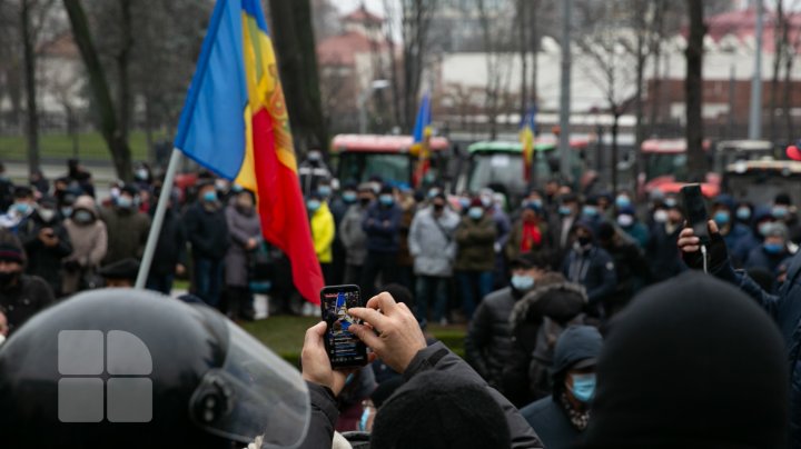 Au ieșit din nou în stradă. Agricultorii, nemulțumiți de proiectele votate la miez de noapte în Parlament (FOTOREPORT)