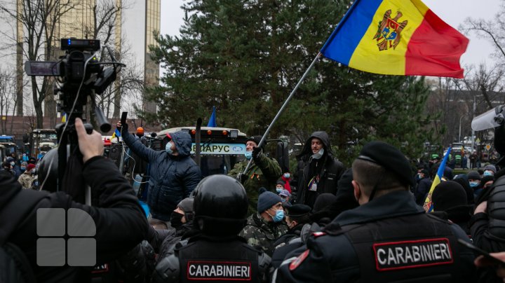 Au ieșit din nou în stradă. Agricultorii, nemulțumiți de proiectele votate la miez de noapte în Parlament (FOTOREPORT)