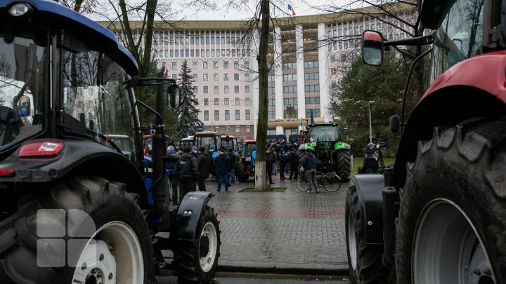 Au ieșit din nou în stradă. Agricultorii, nemulțumiți de proiectele votate la miez de noapte în Parlament (FOTOREPORT)