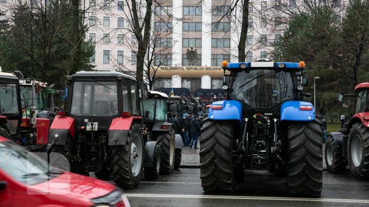 Au ieșit din nou în stradă. Agricultorii, nemulțumiți de proiectele votate la miez de noapte în Parlament (FOTOREPORT)