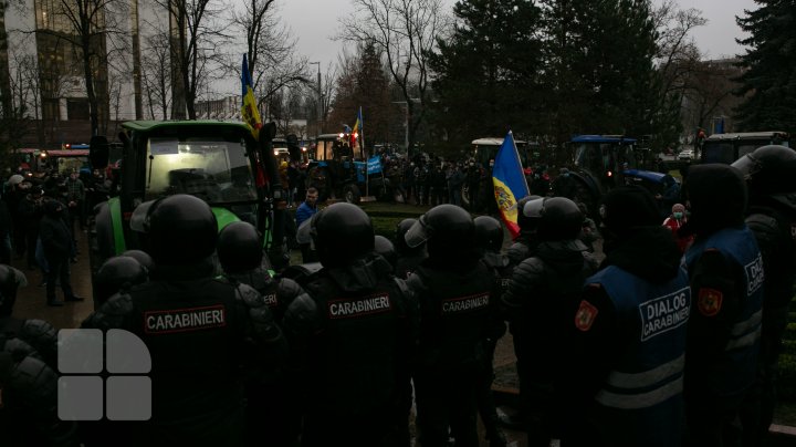 Au ieșit din nou în stradă. Agricultorii, nemulțumiți de proiectele votate la miez de noapte în Parlament (FOTOREPORT)